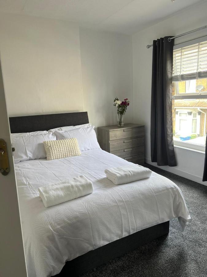 Crown Road Apartment ซิททิงบอร์น ภายนอก รูปภาพ